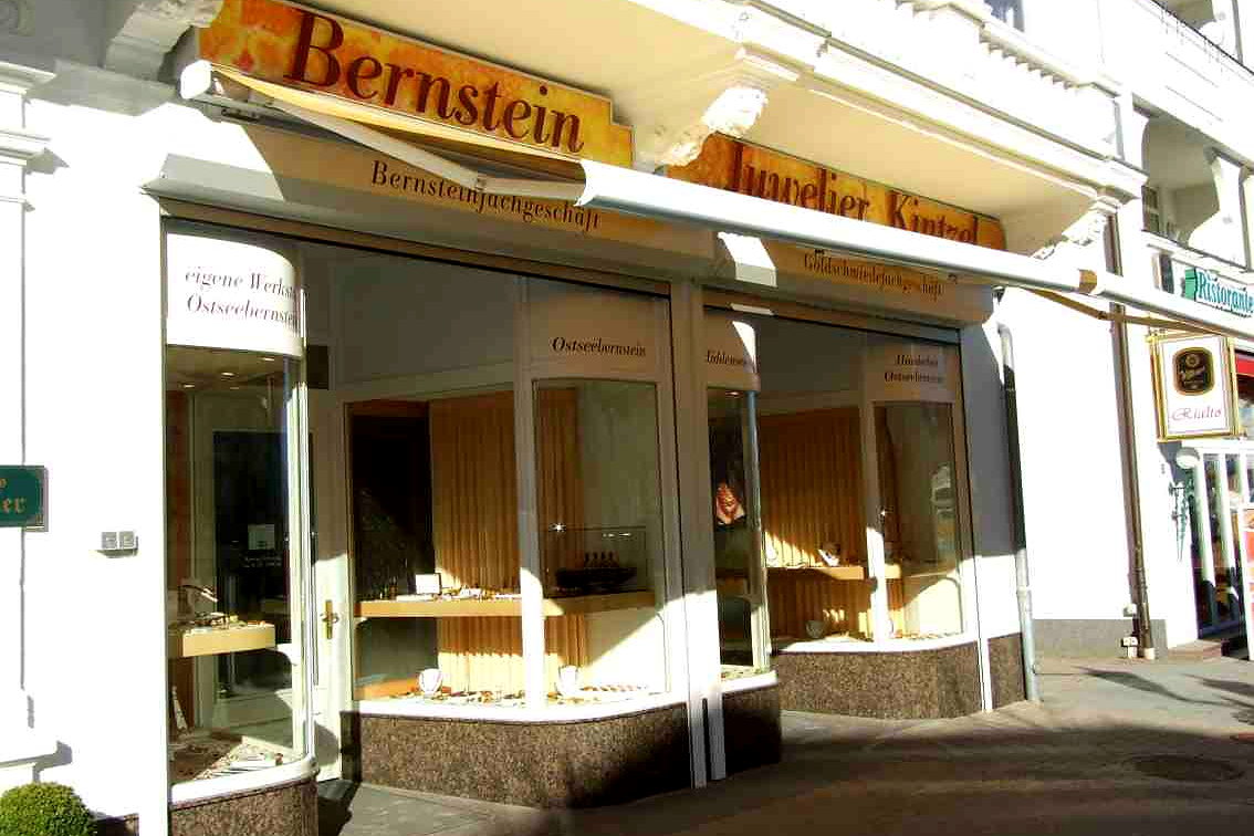 Schaufensterfront des Bernstein Juweliers Kintzel mit bedruckter Bernsteinoptik ueber den Fenstern und beschrifteter Markise